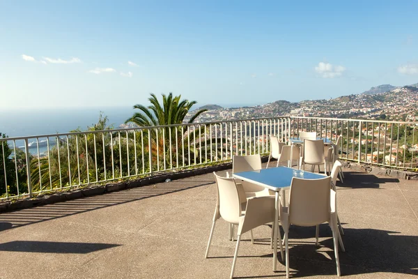 Leere Cafétische hoch über Funchal City, Madeira, Portugal — Stockfoto