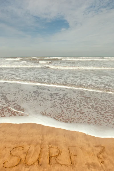 Kum üzerine yazılmış tek kelime surf — Stok fotoğraf