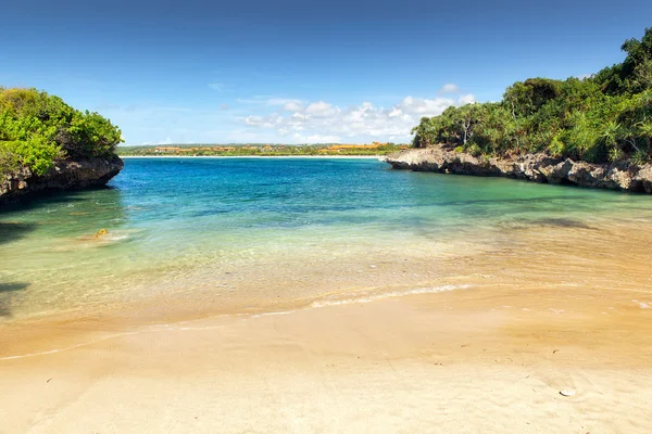 Kleine lagune mit weißem sand, bali, indonesien — Stockfoto