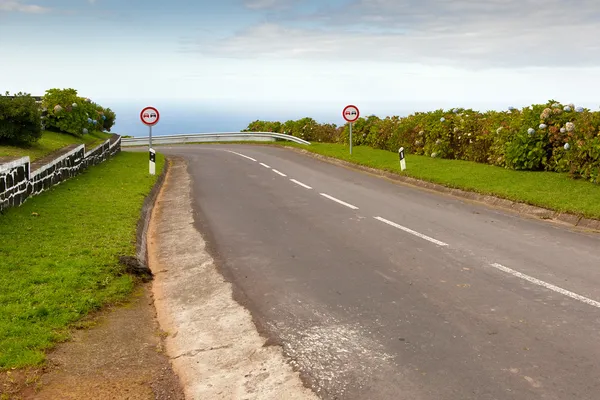 Camino vacío hacia el océano — Foto de Stock