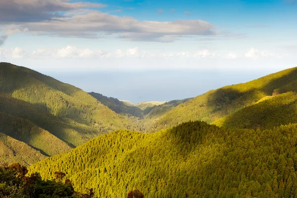 Atlantik Okyanusu üzerinde dağlar için havadan görünümü — Stok fotoğraf