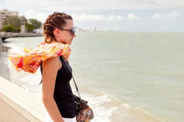Menina em óculos de sol olhando para o mar — Fotografia de Stock