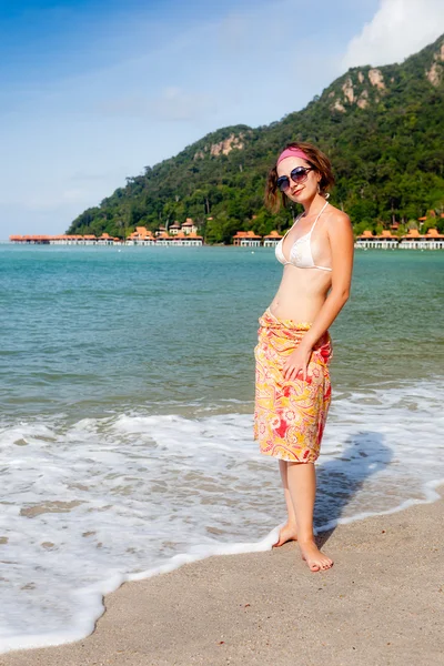 Jovem menina bonita ficar na praia em ondas de maré — Fotografia de Stock