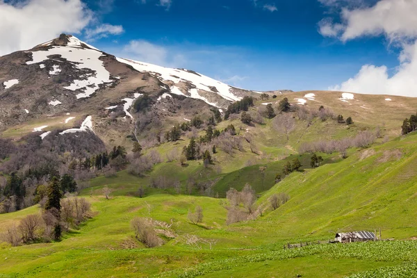 Blick auf die kaukasischen Berge — Stockfoto