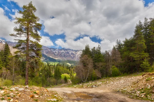 Vista para o sopé das montanhas do Cáucaso sobre o empoeirado rural — Fotografia de Stock
