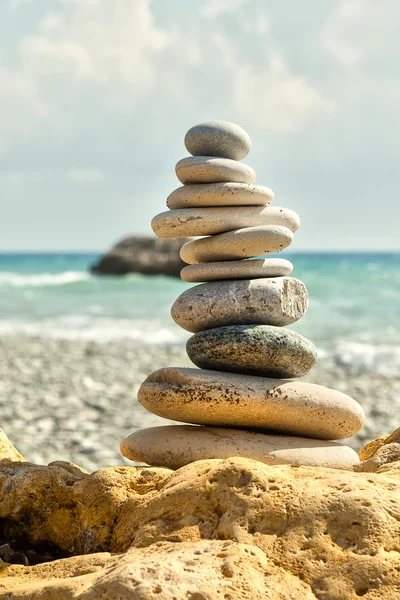 Stenen stapel op gele zandsteen door de kust — Stockfoto