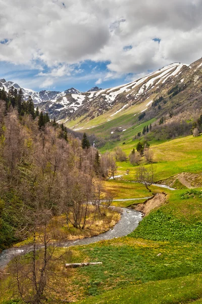 Vista para o sopé das montanhas do Cáucaso perto de Arkhyz, Karachay-Ch — Fotografia de Stock