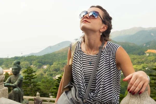 Mladá dívka na obří budda — Stock fotografie