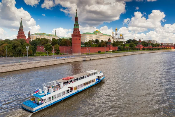 Blick auf den Moskauer Kreml von der Bolschoi-Kamennij-Brücke — Stockfoto