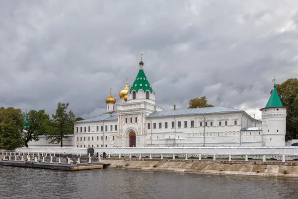 Mosteiro de Ipatievsky do rio Volga — Fotografia de Stock
