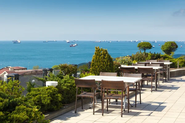 Tyhjät kahvilapöydät korkealla kaupungin ja Marmaran meren yllä, Istanbul — kuvapankkivalokuva
