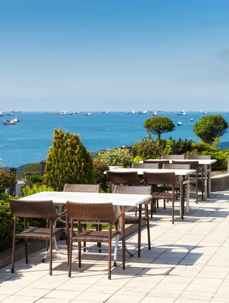 Mesas de café vacías sobre la ciudad y el mar de Mármara, Estambul — Foto de Stock