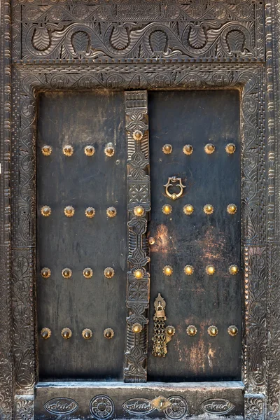 Vecchia porta stagna dell'edificio a Stone Town, Zanzibar — Foto Stock