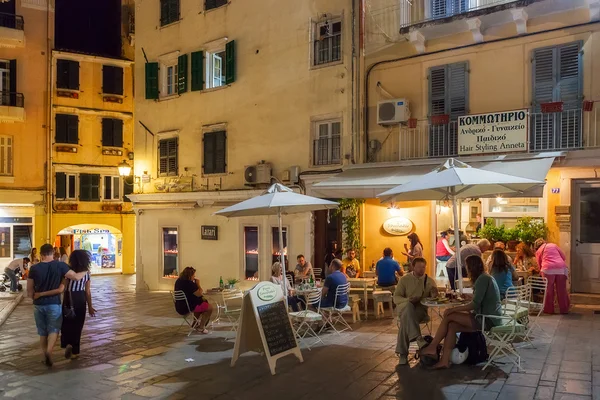 Toeristische zitten en ontspannen aan café op de platia dimarchiou — Stockfoto