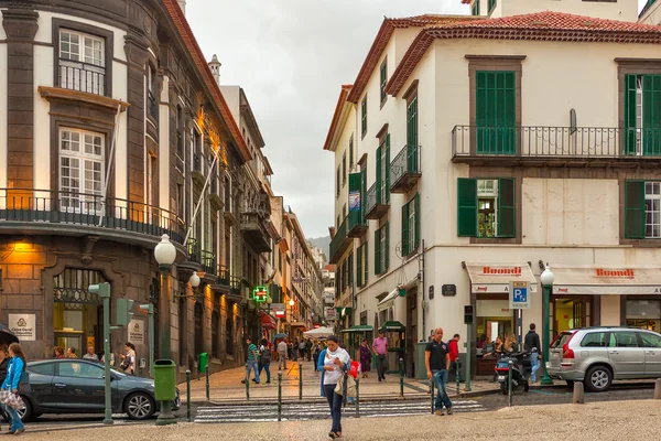 Gatorna i stadens historiska centrum med affärer och människor gå — Stockfoto