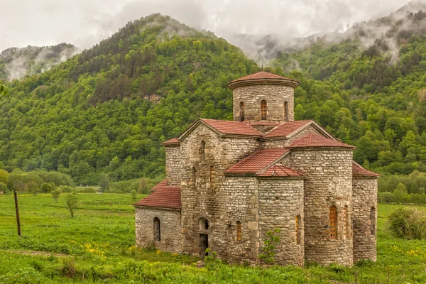 Centrální kostel zelenchuksky církví pod těžkou oblohou kolem trosek nizhnearkhyzskoe gorodishche poblíž Archyz, Karačajevsko Čerkesko, Ruská federace — Stock fotografie