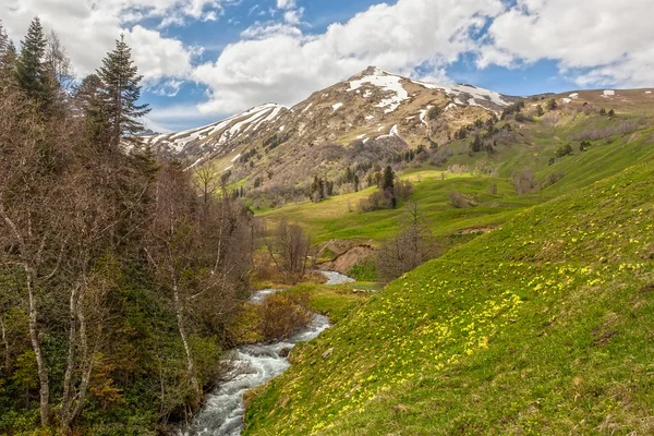 Vista para o sopé das montanhas do Cáucaso perto de Arkhyz, Karachay-Ch — Fotografia de Stock
