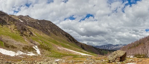 Vue sur les contreforts des montagnes du Caucase au-dessus du champ sous c lourd — Photo