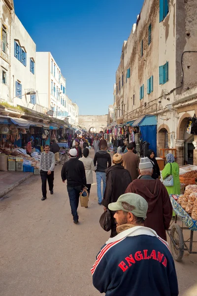 Ulicy Marrakeszu ludzie chodzą, sprzedawców i mnóstwo małych s — Zdjęcie stockowe