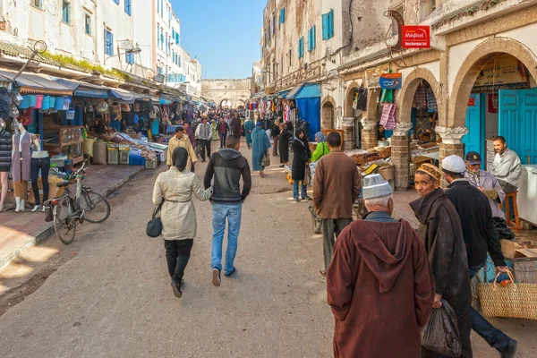 Strada di medina con persone a piedi, venditori e un sacco di piccoli s — Foto Stock