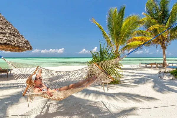 Joven hermosa chica tomando el sol balanceo en hamaca — Foto de Stock