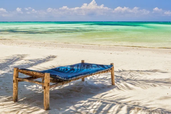 Cadeiras de lounge de praia sob folhas de palmeira na costa da Índia — Fotografia de Stock