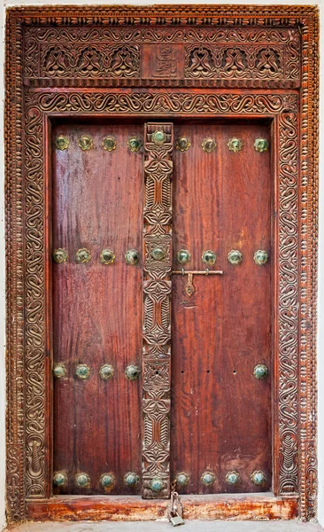 Old weathered door of building in Stone Town, Zanzibar — Stock Photo, Image