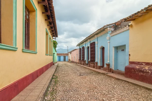 Ulice s barevnými budovami v trinidad, Kuba — Stock fotografie