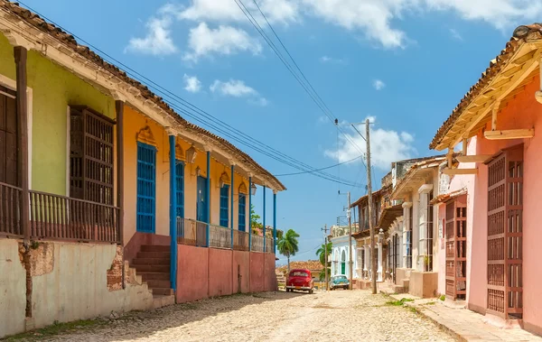 Straat met gekleurde gebouwen in trinidad, cuba — Stockfoto