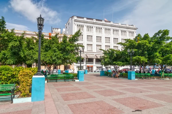 Parque Céspedes s místními obyvateli a turisty — Stock fotografie