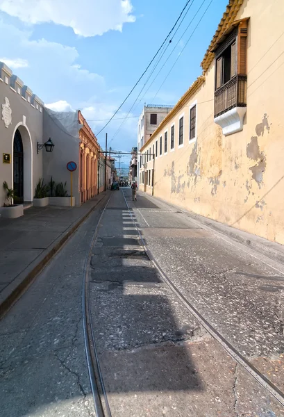 Blick auf die Mariano Corona Straße mit Einheimischen und alten Straßenbahnschienen — Stockfoto