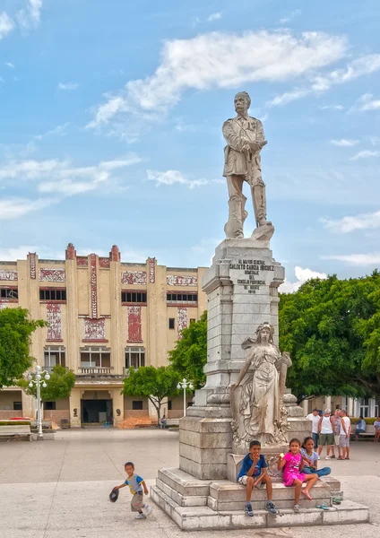 Cubaanse kinderen bij monument van calixto garcia iniguez — Stockfoto