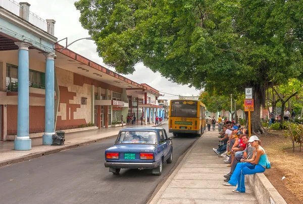Lokale bevolking wachten op een bus — Stockfoto