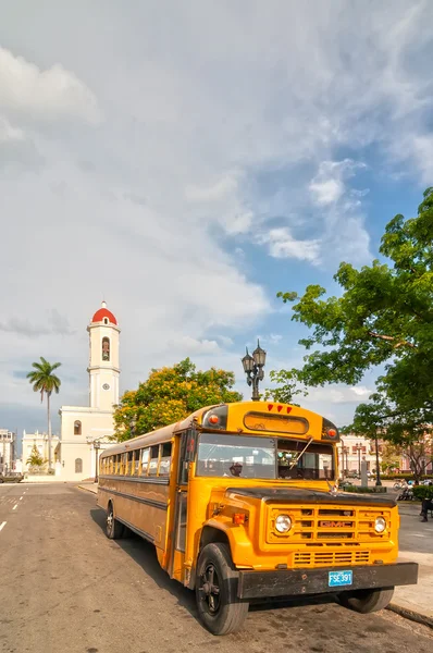 Stary retro żółty autobus zaparkowany w parku Jose Marti — Zdjęcie stockowe