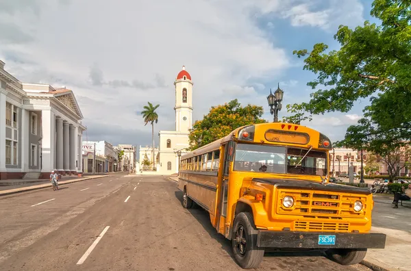 Stary retro żółty autobus zaparkowany w parku Jose Marti — Zdjęcie stockowe