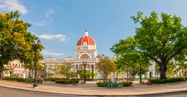 Stadshuset av cienfuegos staden på jose marti park med några ortsbor — Stockfoto