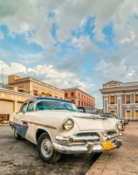 Old retro car staying at Jose Marti square — Stock Photo, Image