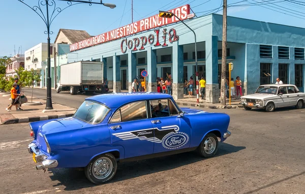 Velho vintage retro carro na estrada na rua Paseo el Prado — Fotografia de Stock