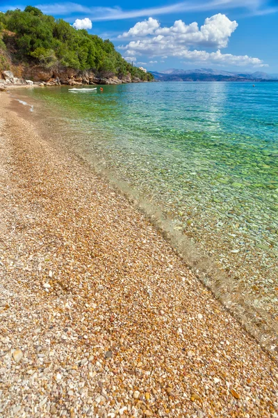 Vista a guijarros a través del fondo transparente del mar — Foto de Stock