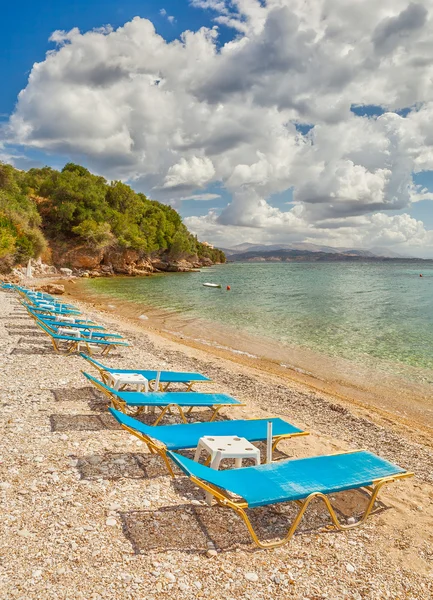 Empty beach Lounge chairs under bright sunlight — Stock Photo, Image