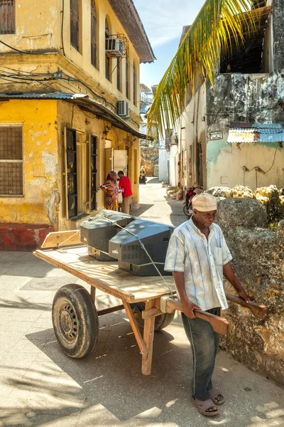 La population locale dans les rues au cœur de la ville — Photo