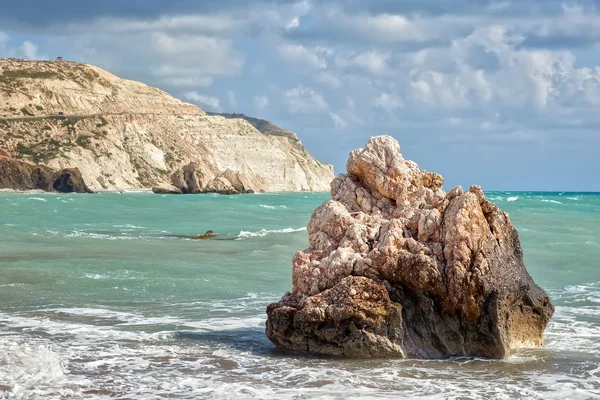 岩石在海滩佩特拉头 romiou — 图库照片