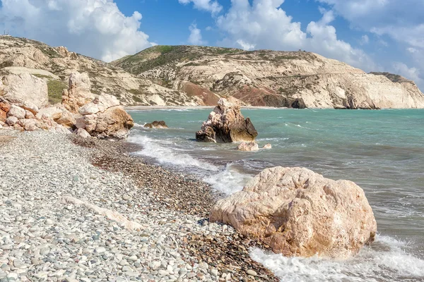 Roca en la playa Petra tou Romiou — Foto de Stock