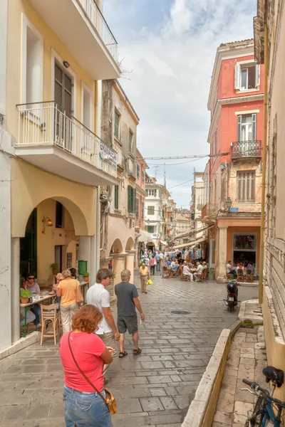 Tourists walking at the narrow streets in city center — Stock Photo, Image