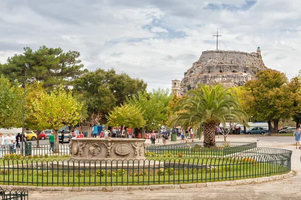 Turistas en Platia Leonida Vlachou con antigua fortaleza veneciana en —  Fotos de Stock