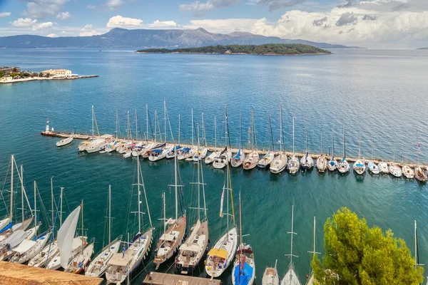 Luftaufnahme zur Seebrücke mit Yachten und Booten — Stockfoto