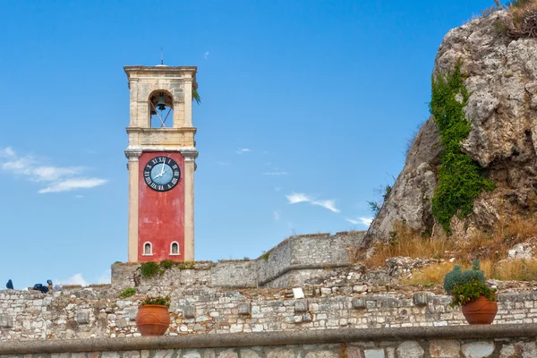 Torre do relógio na antiga fortaleza veneziana com cidade velha no fundo — Fotografia de Stock