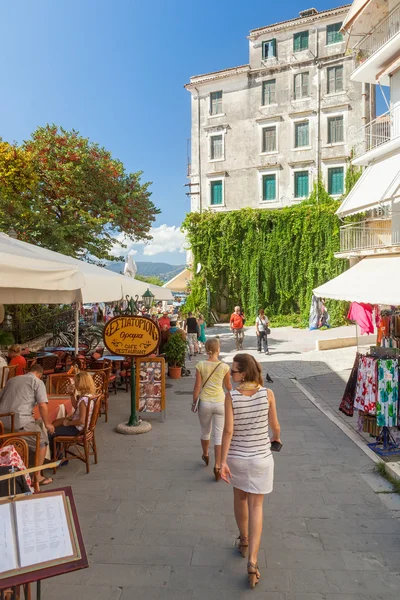 Toeristen wandelen en winkelen op smalle straatjes — Stockfoto