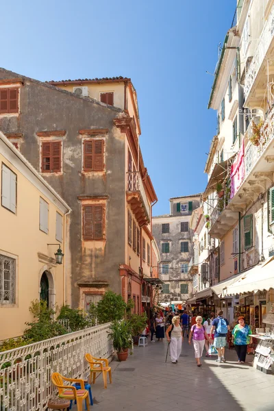 Tourists walking and shopping on narrow streets — Stock Photo, Image