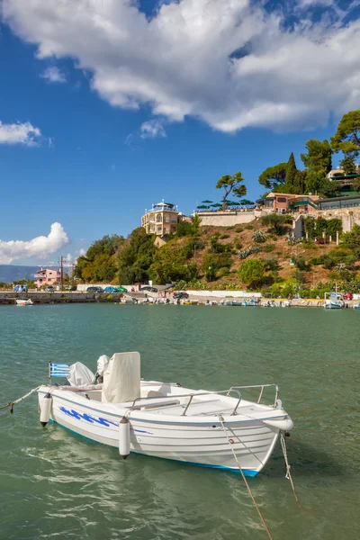 Traditionnel pêcheur grec bateaux blancs — Photo